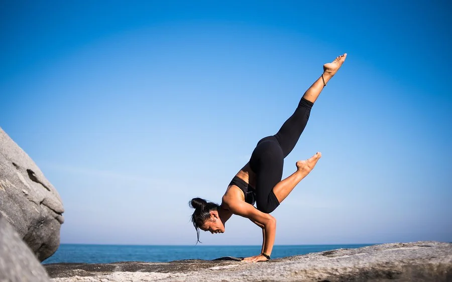une personne pratiquant le yoga