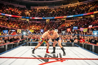 Match de catch WWE dans une grande arène parisienne avec deux catcheurs en action sur le ring devant des milliers de spectateurs
