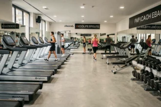 Vue panoramique d'une salle de sport moderne dans l'Aisne avec équipements de fitness et adhérents en train de s'entraîner