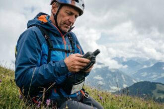Paraglider homme vérifiant son GPS en pleine nature